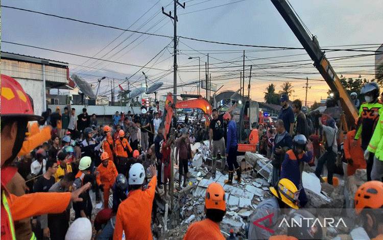 15 Orang Terjebak Bangunan Minimarket Alfamart Ambruk di Banjar