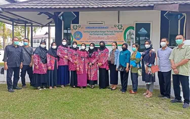 Fisdawan DPRD Kalteng saat bersama dengan para tenaga kontrak di lingkup Sekretariat DPRD Kalteng. (poto: istimewa)