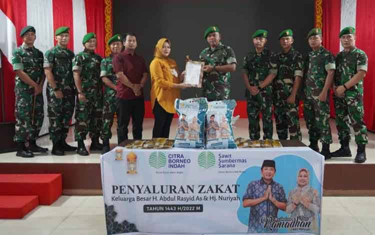 H Abdul Rasyid Salurkan 10 Ton Beras Zakat dan 2 Ribu Liter Minyak Goreng di Palangka Raya