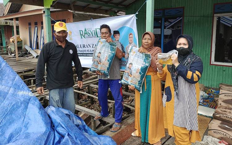 2400 Sak Beras dan Minyak Goreng Zakat H Abdul Rasyid AS Mulai Disalurkan di Seruyan