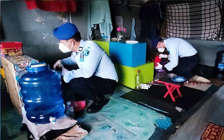 Rutan Tamiang Layang Bersama Polres Barito Timur Geledah Kamar Warga Binaan