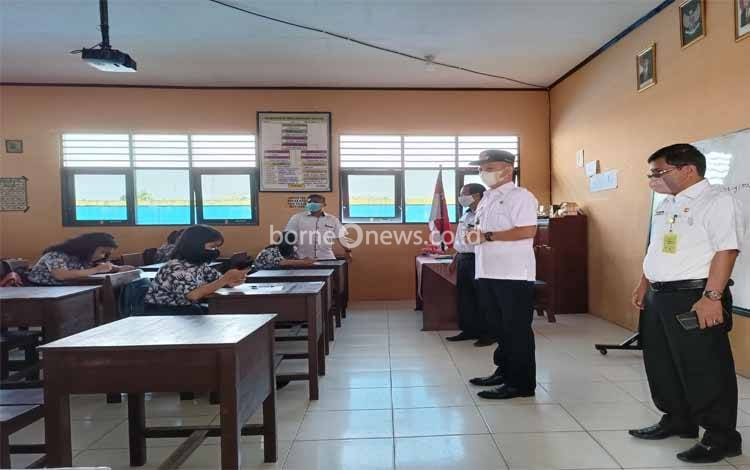 Tujuan Bupati Gunung Mas Meninjau Ujian Sekolah di SMPN 1 Kurun
