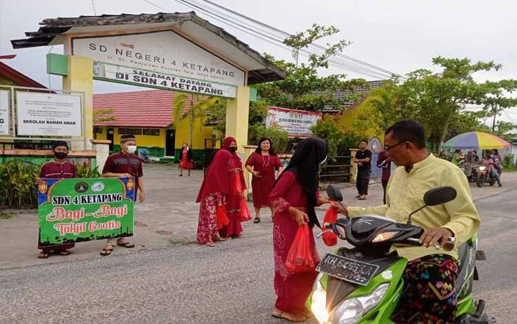SDN 4 Ketapang Sampit Ajarkan Peserta Didik Berbagi saat Momentum Ramadan