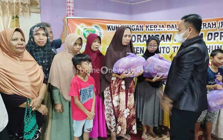 Reses Perorangan di 3 Lokasi, Ketua DPRD Barito Timur Bagikan Bingkisan