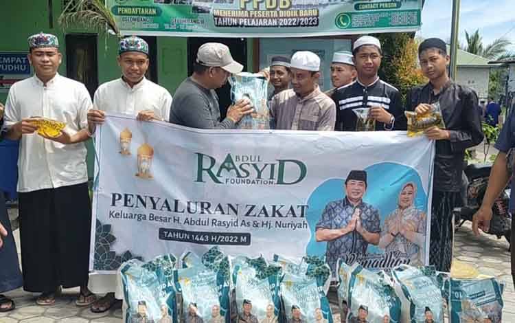 Penyaluran zakat fitrah H Abdul Rasyid AS di Sampit, Kabupaten Kotawaringin Timur