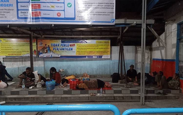 Khawatir Ketinggalan, Calon Pemudik di Sampit Rela Tidur di Depan Terminal