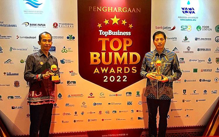 Bupati Barito Utara Raih TOP Pembina BUMD 2022