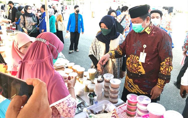 Sambangi Pasar Ramadan, Kadis Kominfo Kapuas Dukung UMKM