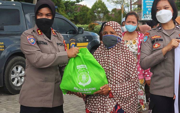 Peringati Hari Kartini, Polwan Polda Kalteng Bagikan 150 Paket Sembako ke Masyarakat