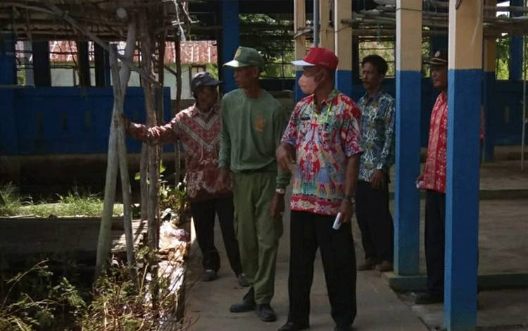 Camat Kapuas Kuala, Inop saat meninjau kondisi Pasar Senin di Desa Lupak Dalam.