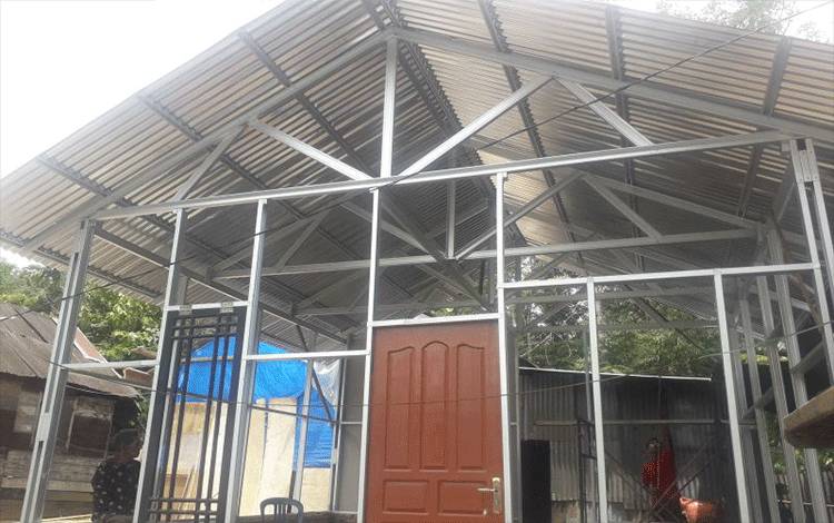 Korban Gempa di Pasaman Barat Bangun Hunian Sementara Secara Mandiri