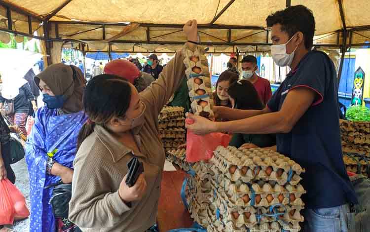 Pasar Pangan Murah di Sampit Tetap Diserbu Masyarakat Meski Hujan
