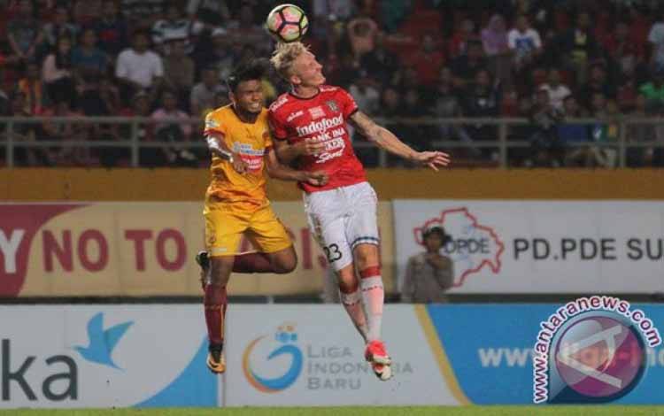 Pesepak bola Sriwijaya FC Ichsan Kurniawan (kiri) berebut bola dengan pesepak bola Bali United Nick Van Der Velden (kanan) dalam pertandingan Gojek Traveloka Liga 1 di Stadion Gelora Sriwijaya Jakabaring (GSJ), Jakabaring Sport City (JSC), Palembang, Sumatra Selatan, Rabu (14/7/2017). Bali United menahan tuan rumah Sriwijaya FC 2-2