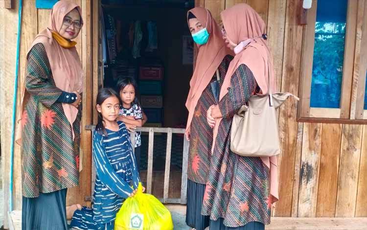 Majelis Talim Alifah Kuala Pembuang membagikan paket sembako untuk warga membutuhkan