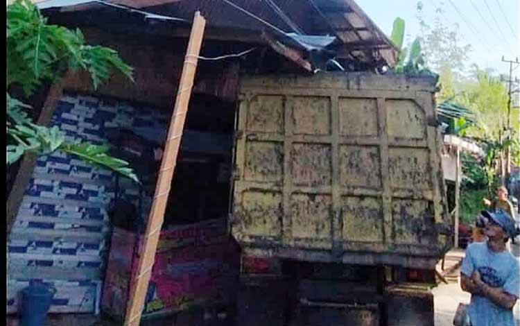 Truk Tabrak Tiang Hingga Roboh, Suplai Listrik ke Barito Timur Putus