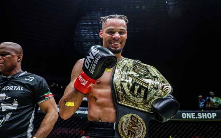 Regian Eersel Pertahankan Gelar Juara Dunia ONE Lightweight Kickboxing