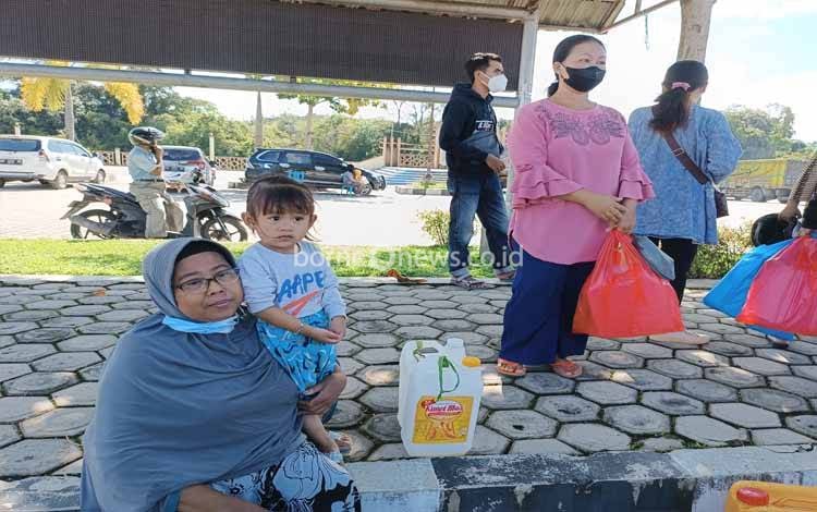 Pelaku UMKM Gumas: Terima Kasih Banyak pada PT CBU atas Penjualan Minyak Goreng Murahnya