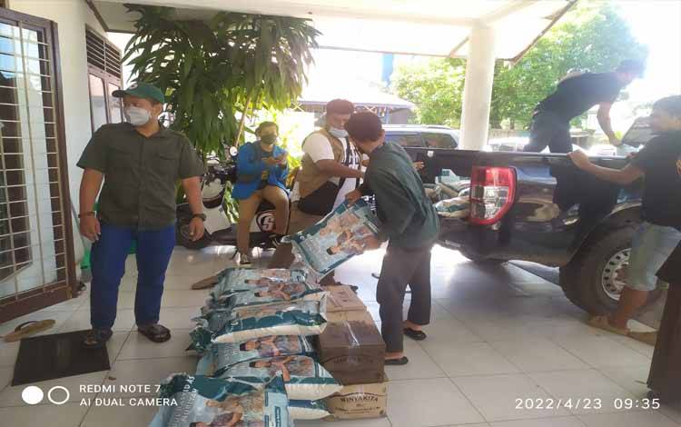 Klinik Bisnis Bagikan 300 Paket Zakat H Abdul Rasyid