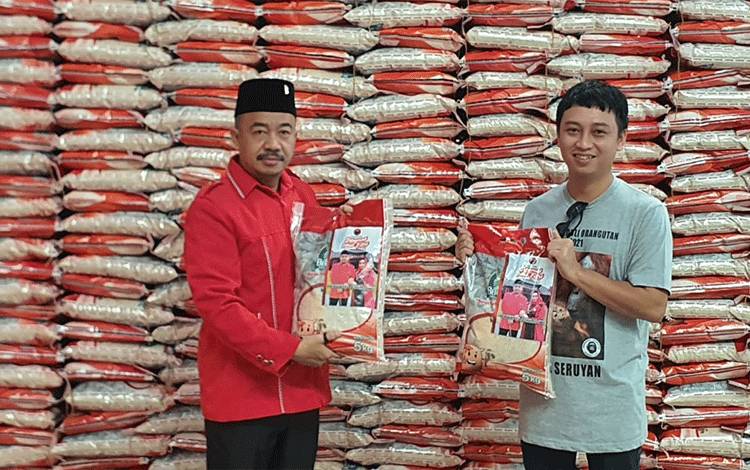 Sambut Idulfitri, Ketua DPC PDI Perjuangan Seruyan Bagikan Puluhan Ton Beras