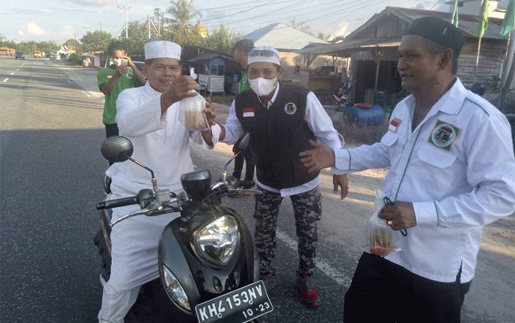 DPC PPP Katingan Bagikan Takjil dan Buka Bersama dengan Warga Kasongan dan Kereng Pangi