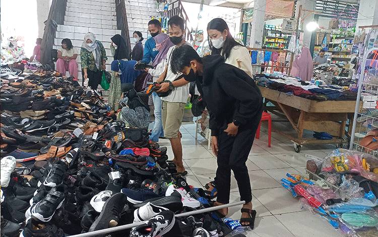 Penjualan Sendal dan Sepatu di Pasar Tamiang Layang Mulai Meningkat