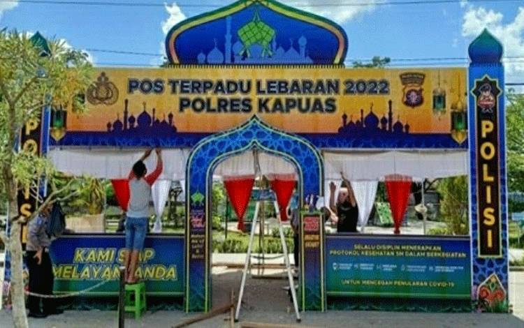 Petugas saat mendirikan Pos Terpadu Lebaran tahun 2022 di dekat Bundaran Besar Kota Kuala Kapuas.