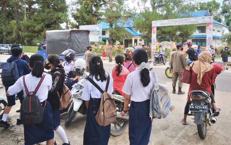 Satpol PP Barito Timur Bantu Atur Lalu Lintas Pelajar Pulang Sekolah