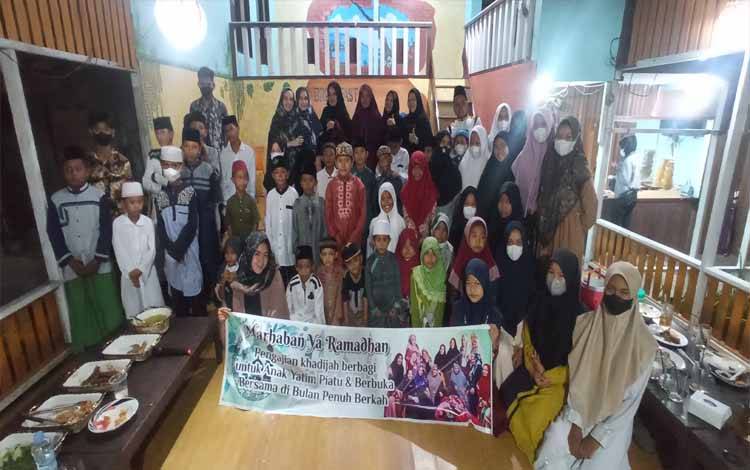 Buka puasa bersama Pengajian Khadijah Pangkalan Bun yang digelar Senin, 25 April 2022