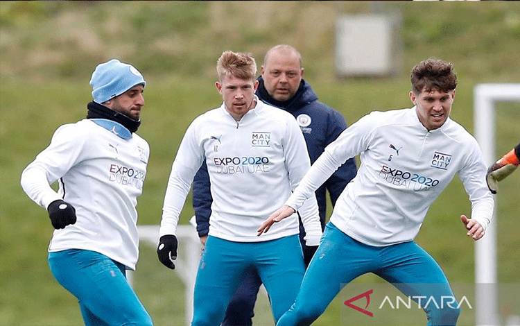 Bek sayap Kyle Walker (kiri) dan bek tengah John Stones (kanan) menjalani sesi latihan Manchester City di Pusat Latihan Manchester City, Manchester, Inggris, pada Senin (4/4/2022). (ANTARA/REUTERS/Craig Brough)