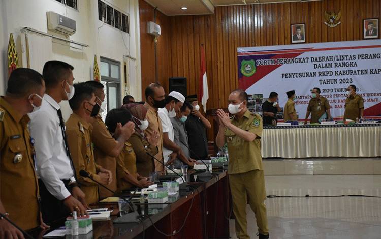 Camat dan Perangkat Desa di Kapuas Diminta Antisipasi Karhutla