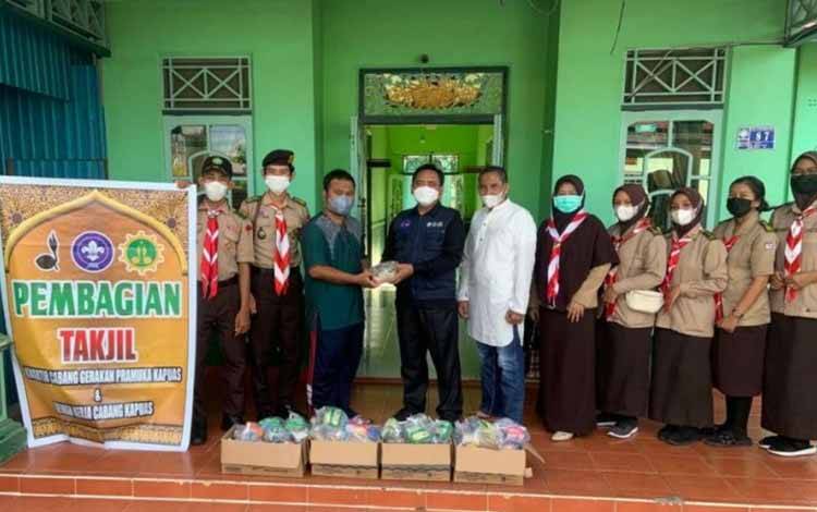Kwarcab Pramuka Kapuas Berbagi Takjil ke Panti Asuhan dan Warga Melintas