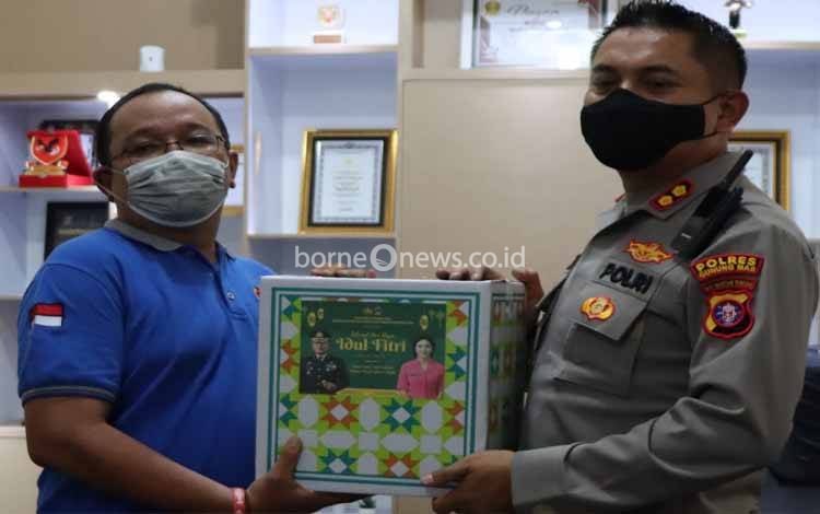 Polres Gunung Mas Beri Bingkisan Lebaran kepada Awak Media