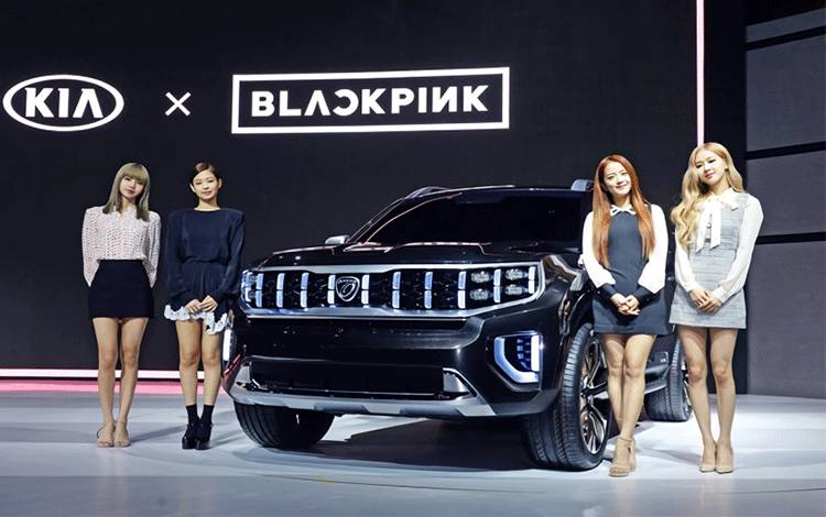 Blackpink mengenalkan tiga mobil konsep Kia pada pameran Seoul Motor Show 2019 di Goyang, Korea Selatan, Jumat (29/3). (ANTARA News/ Kia)