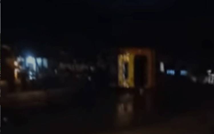 Tengah Malam Hingga Masuk Waktu Sahur BPBD Kobar Evakuasi Truk Terguling