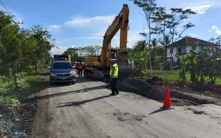Satlantas Polres Kapuas Cek Jalan Rusak untuk Pastikan Keselamatan Pengendara