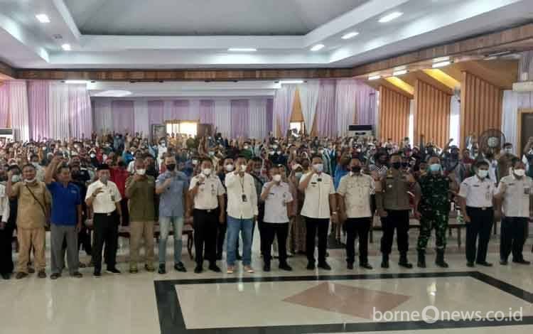 Bupati Lamandau Salurkan Sisa Hasil Manfaat Hutan Kemasyarakatan untuk Hampir 700 KK