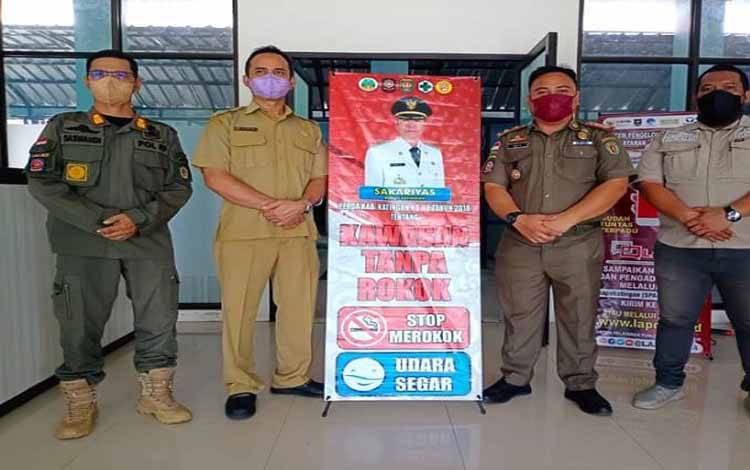 Satpol PP Katingan Mulai Pasang Banner Kawasan Tanpa Rokok