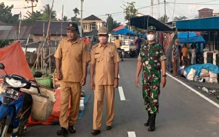 Kecamatan Kapuas Kuala Lakukan Penataan Lapak Dagangan Warga di Pasar Lupak