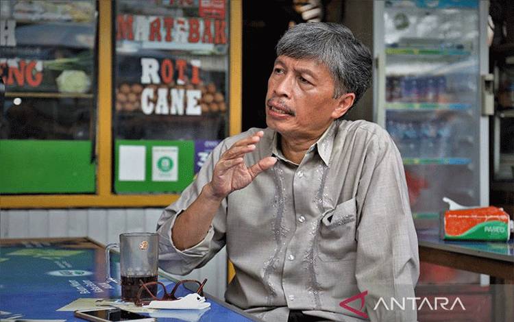 Deputi Bidang Usaha Mikro Kementerian Koperasi dan UKM Eddy Satriya saat mengunjungi UMKM "Kuliner Rahayu" di Jakarta, Rabu (16/3/2022). ANTARA/HO-KemenkopUKM/am.