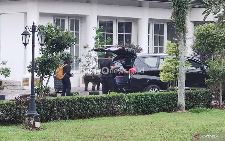 KPK Angkut 3 Koper Usai Geledah Rumah Dinas Bupati Bogor