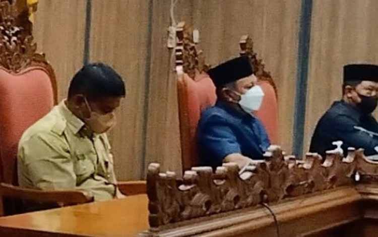 Wakil Ketua DPRD Kotim, Rudianur (tengah)