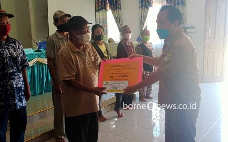 105 Keluarga di Desa Teluk Lawah Terima BLT DD