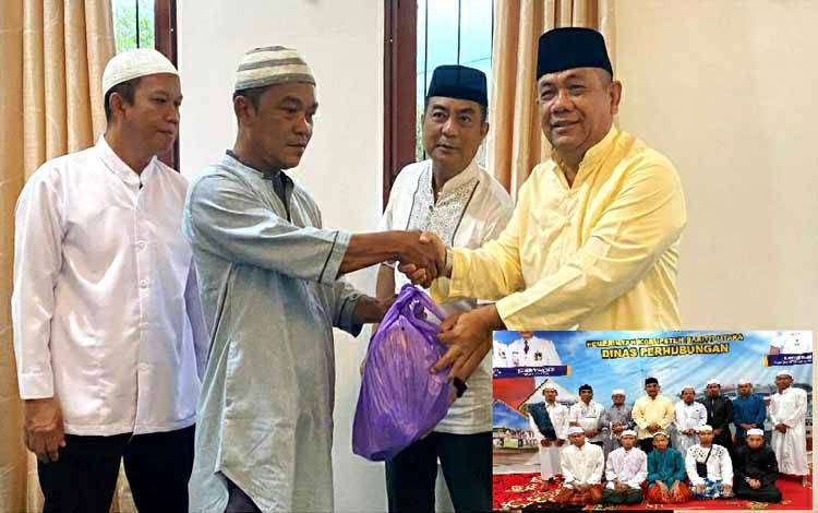 Kepala Dinas Perhubungan Barito Utara H Fery Kusmiadi didampingi Sekdis Perhubungan Buana Pati menyerahkan secara simbolis bingkisan lebaran kepada para pegawai Dinas Perhubungan usai buka puasa bersama, di Mushola Ar Raudhah , Kamis 28 April 2022.