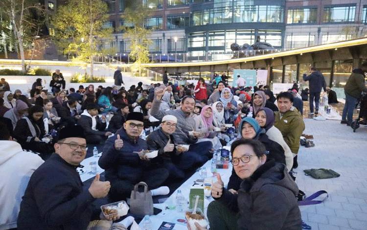 Duta Besar RI untuk Inggris dan Irlandia Desra Percaya bersama warga Indonesia menghadiri Open Iftar di Broadgate Exchange Square, Liverpool Street, London, Minggu (24/4/2022). Sejumlah masakan Indonesia menjadi menu favorit saat kegiatan buka puasa bersama itu. (ANTARA/HO-PBML)