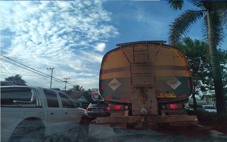 Truk angkutan CPO melintas di Jalan Tjilik Riwut Kn? 1 Sampit menggunakan pelat kendaraan luar.