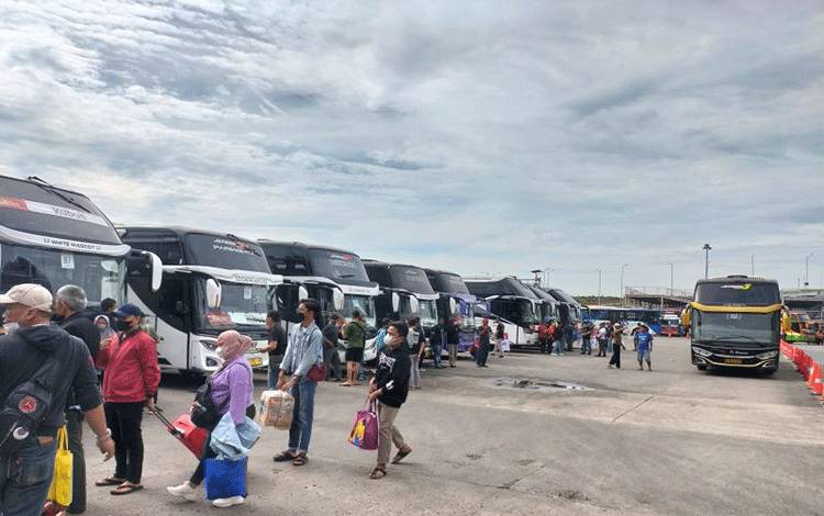 Bus yang membawa pemudik dalam program mudik gratis dari Kementerian Perhubungan di terminal Terpadu Pulogebang, Jakarta Timur, Jumat (29/4/2022). (ANTARA/Walda)