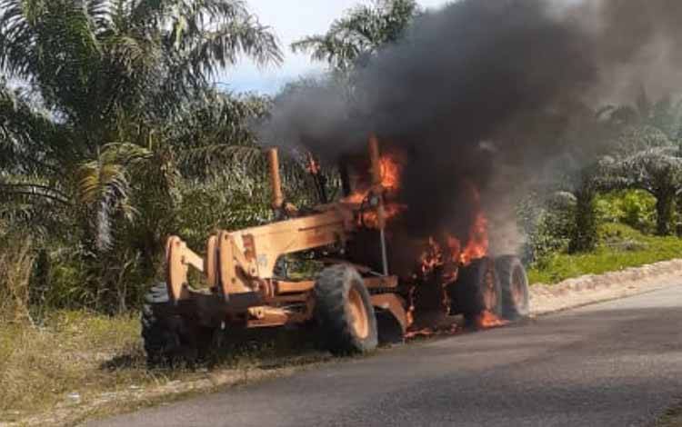 Petugas Damkar Kobar sedang melakukan pemadaman alat berat yang terbalar di Jalan Pantai Kubu menuju Sei Umbang, Jumat, 29 April 2022