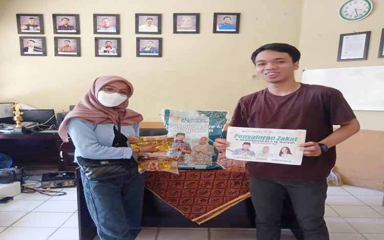 HIMA Kobar Palangka Raya Salurkan Zakat H Abdul Rasyid ke Mahasiswa