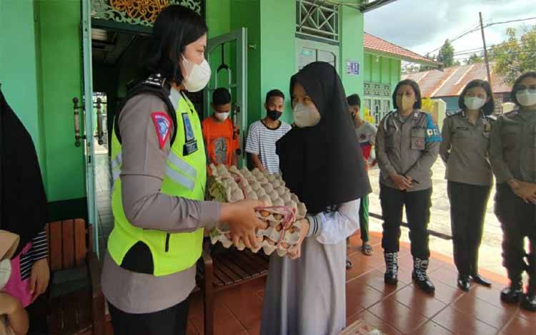 Polwan Polres Kapuas Berbagi ke Panti Asuhan Jelang Idul Fitri
