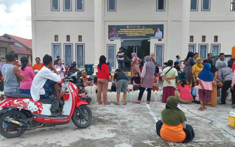 Antusias Warga terhadap Penyaluran Minyak Goreng Murah Digelar Kodim Muara Teweh Bersama PT. CBU